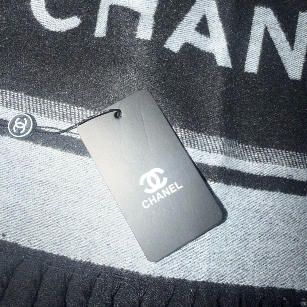 CHANEL Elegant Black and Gray Throw - Picture 3 of 7